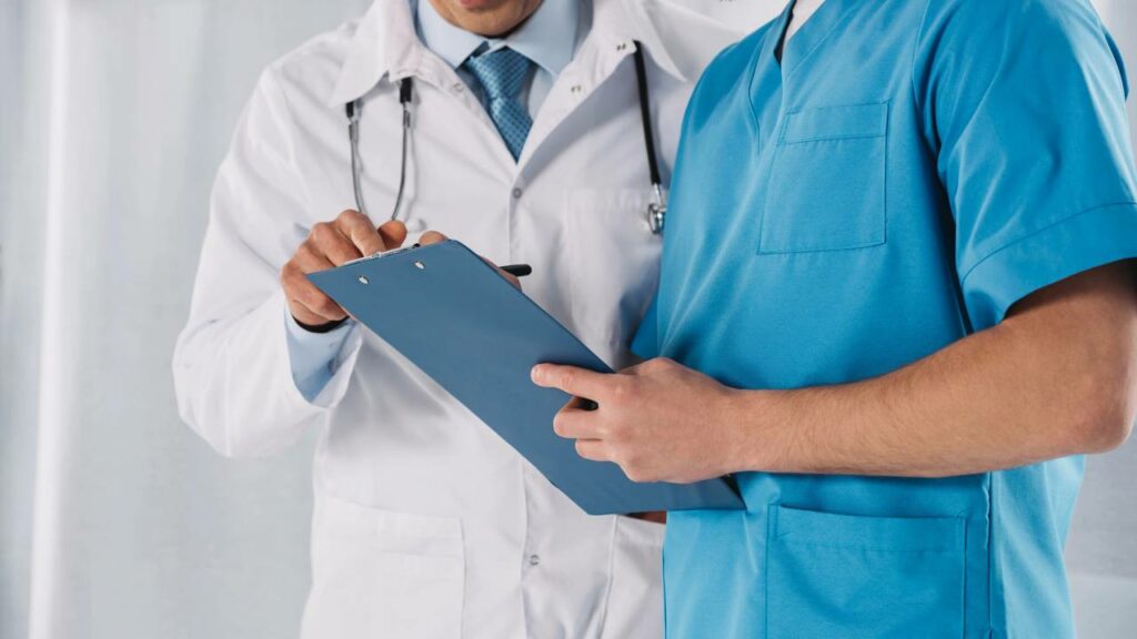 Médico - Créditos: depositphotos.com / IgorVetushko