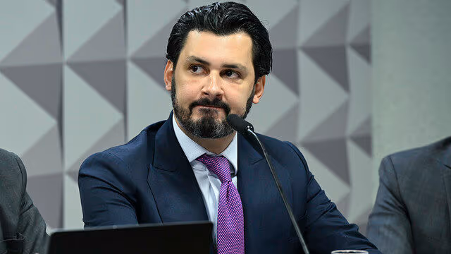 Veículo de luxo estava em shopping por falta de espaço, diz empresário à CPMI