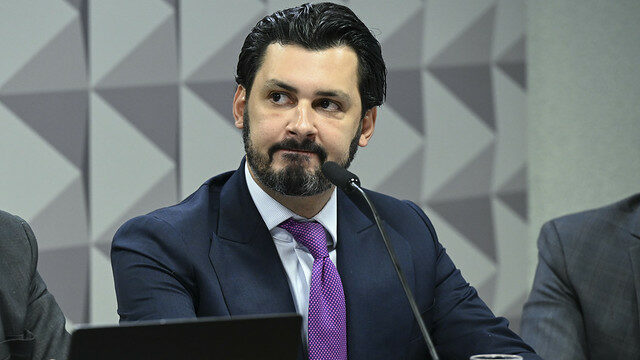 Veículo de luxo estava em shopping por falta de espaço, diz empresário à CPMI