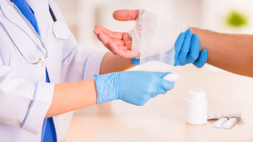 Como tratar queimaduras corretamente e quando buscar ajuda médica