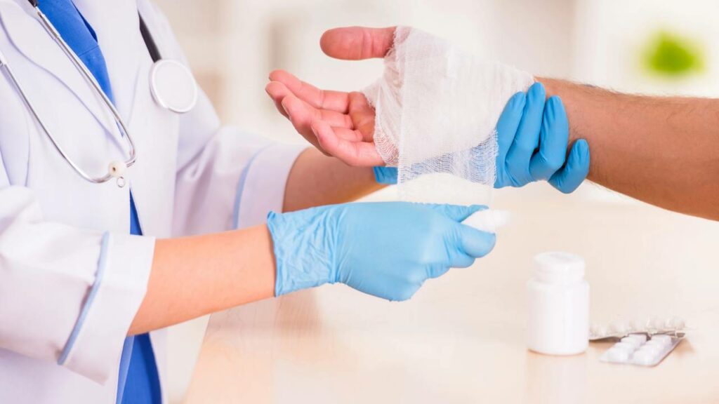 Como tratar queimaduras corretamente e quando buscar ajuda médica