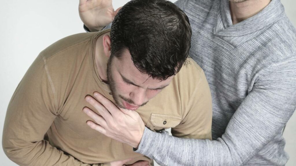 Cinco passos para agir rápido em caso de engasgamento em adultos e crianças