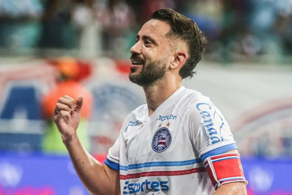 Jogador Everton Ribeiro, do Bahia, anuncia que está com câncer