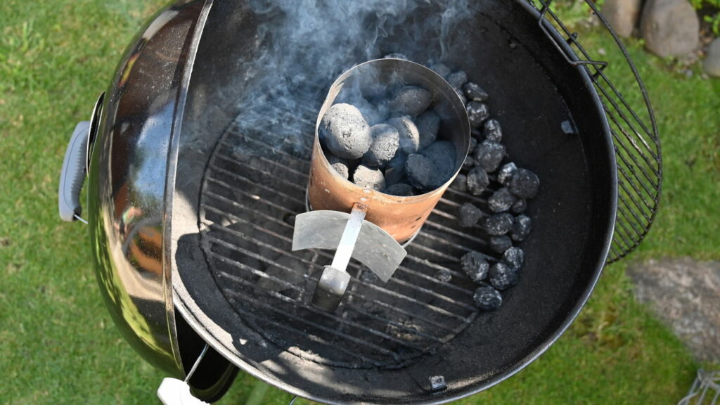 Dicas para acender a churrasqueira rápido e sem fumaça em excesso - Créditos: depositphotos.com / VBaleha
