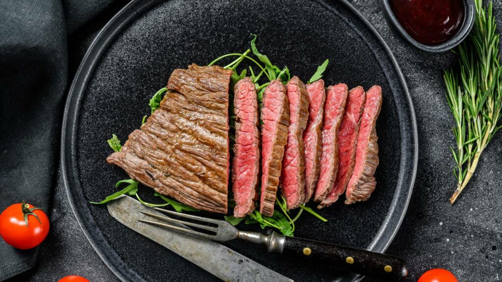 O Shoulder Steak é uma carne mais fibrosa, mas muito saborosa - Créditos: depositphotos.com / composter-box@mail.ru