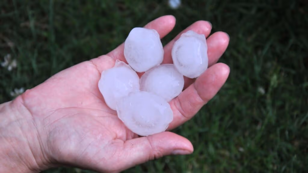Chuva de granizo assola Vargem Grande do Sul em SP