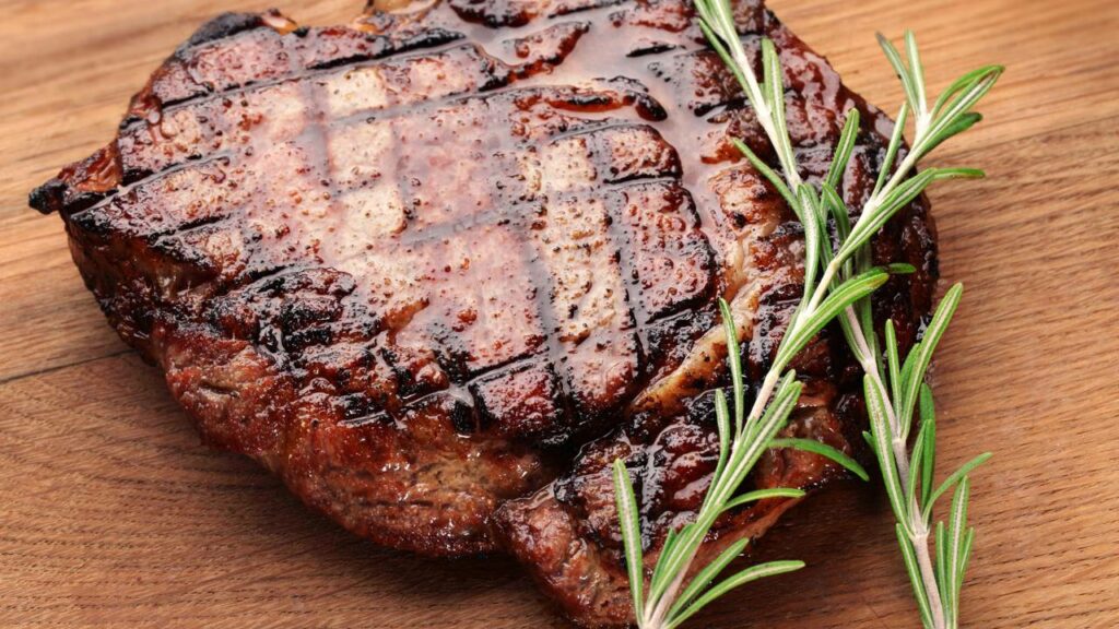 Nem alho, nem chimichurri: Esse é o tempero para deixar a carne grelhada mais macia e saborosa