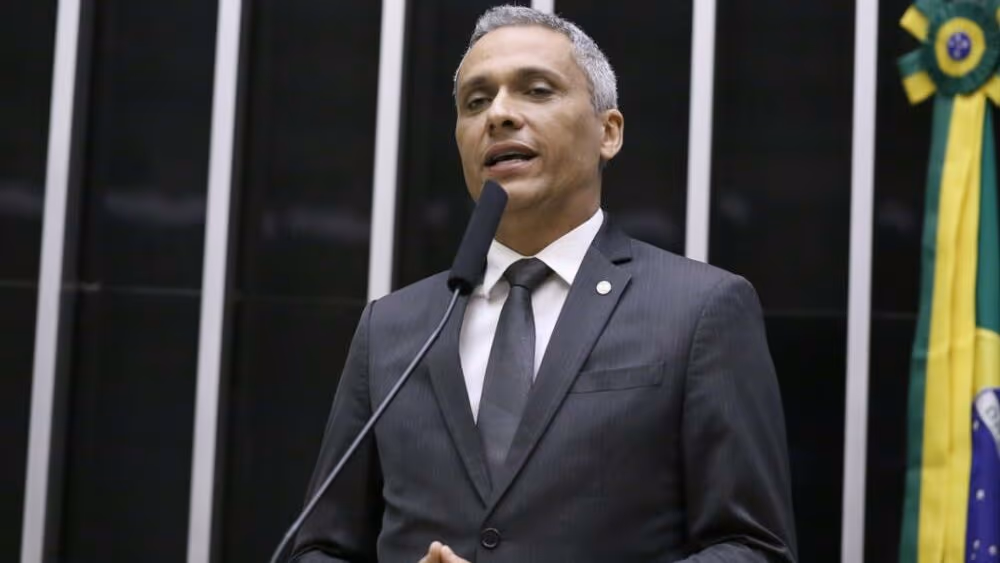 Câmara aprova suspensão de ação contra Gustavo Gayer no STF