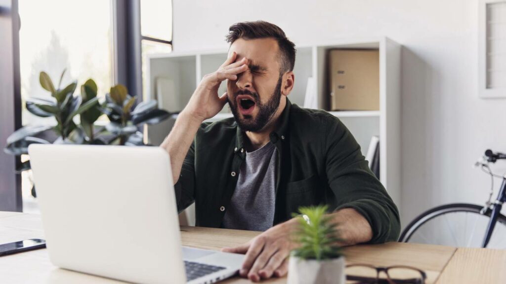 Você tenta se concentrar, mas é atacado por vários bocejos seguidos - Créditos: depositphotos.com / SarkisSeysian