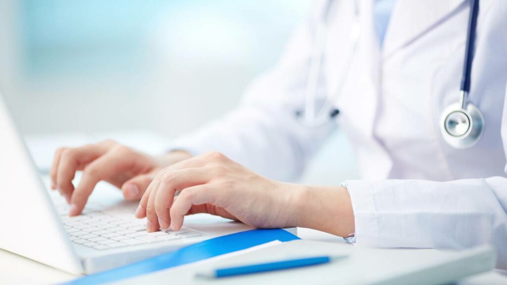 Quanto ganha um médico no Brasil em 2025 e onde estão os melhores salários