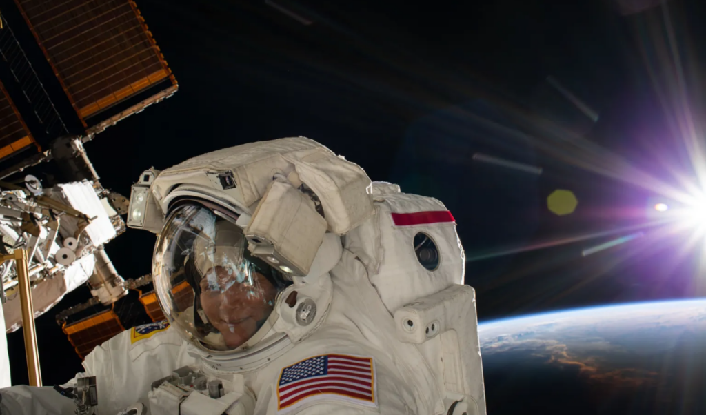 Astronauta Anne McClain durante caminhada espacial enquanto ainda estava em órbita - Créditos: Reprodução/NASA