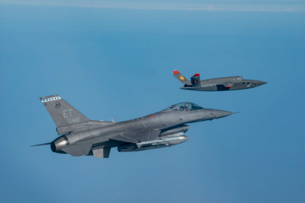 F-16 e Valkyrie voam lado a lado - Créditos: Reprodução/US Air Force