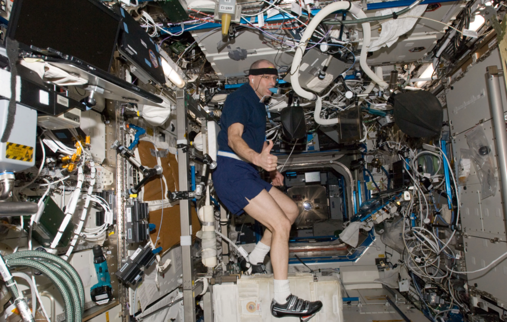 Astronauta Don Pettit se exercita no aparelhos CEVIS a bordo da ISS - Créditos: Reprodução/NASA