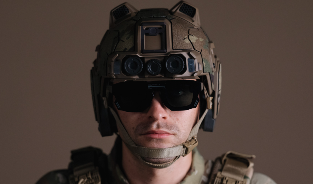 Anduril apresenta capacete com sistema militar IA unificado EagleEye