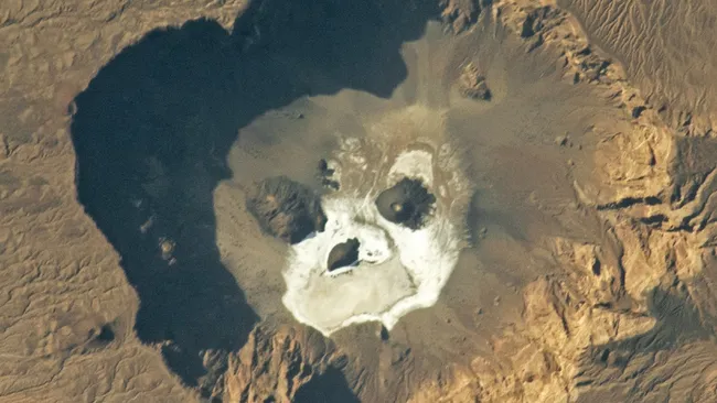 Mancha no topo do vulcão - Reprodução/NASA/ISS