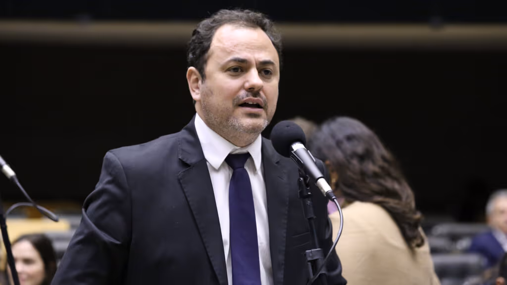 Glauber Braga reclama de Nobel para Corina: “Que vergonha!”