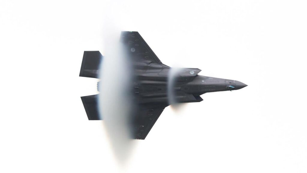 A China acelera a guerra tecnológica com uma capa de “invisibilidade” para aviões e drones