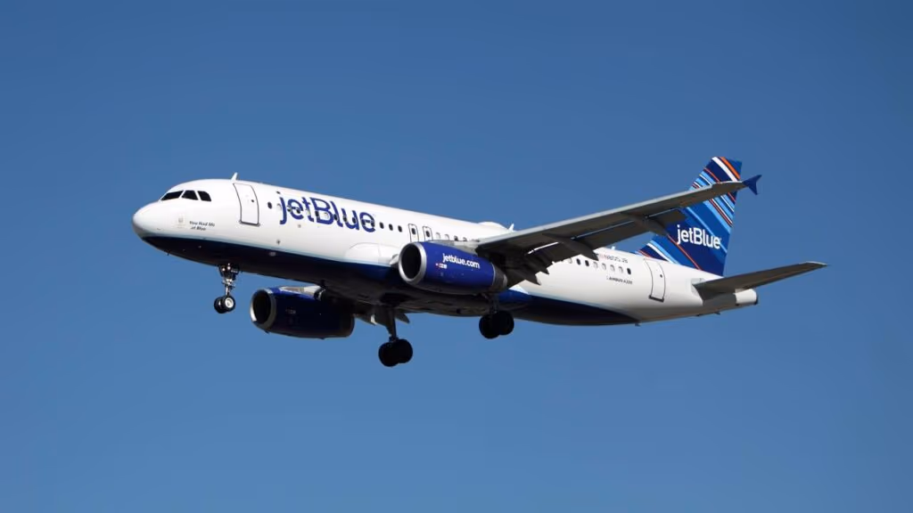 Queda de altitude de avião resulta em pouso de emergência e deixa feridos