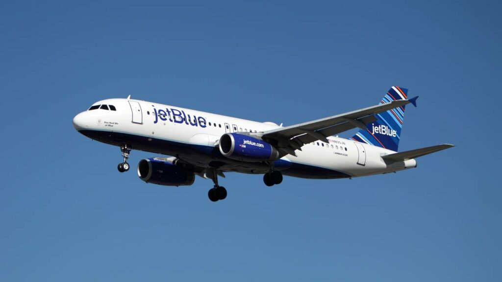 Queda de altitude de avião resulta em pouso de emergência e deixa feridos