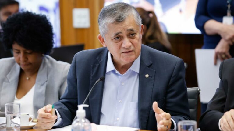 Líder do governo defende fim da escala 6x1: "Medida para preservar saúde"