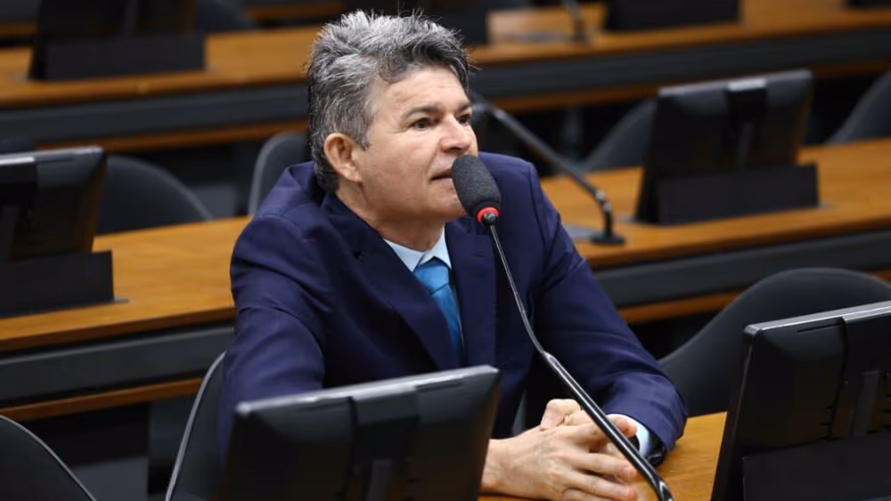 José Medeiros e advogada batem boca na CPMI: “Fique no seu lugar”