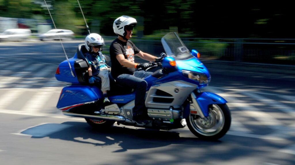 O que diz a lei sobre criança com menos de 10 anos andar na garupa de uma moto?