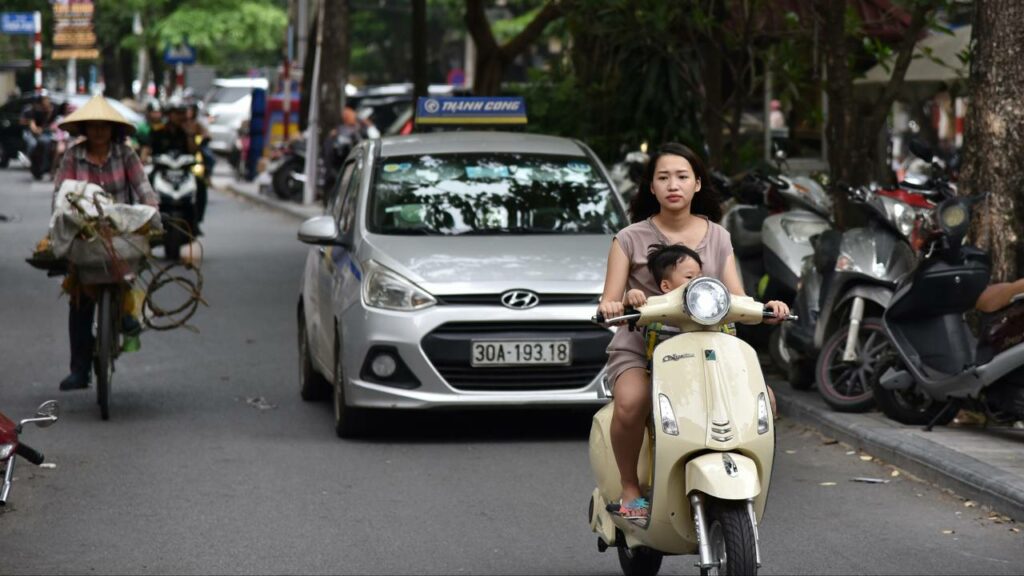 Qual a idade mínima para andar na garupa da moto segundo o CTB?