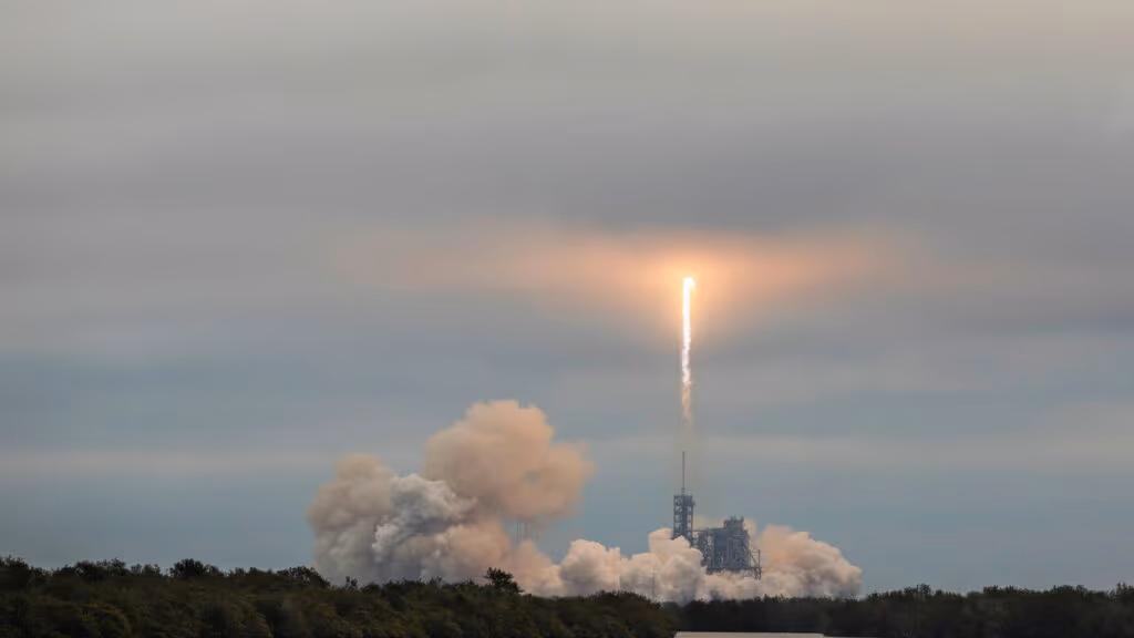 Astronauta da NASA tira foto de lançamento de foguete da SpaceX pela janela durante voo