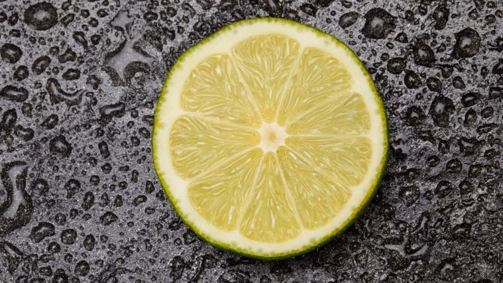Poucos sabem: Para que serve passar meio limão na grelha antes de assar