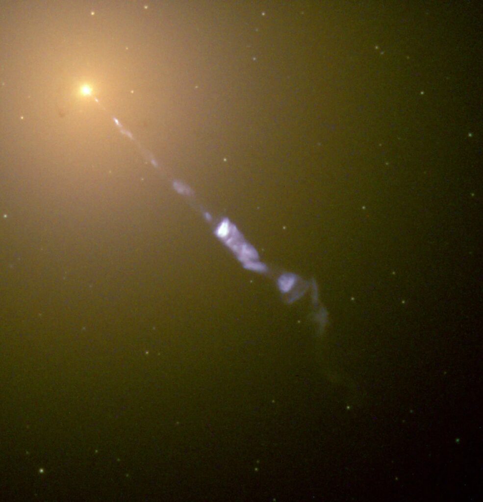Buraco negro da galáxia Messier 87 emitindo jato de partículas - Créditos: NASA and the Hubble Heritage Team (STScI/AURA)