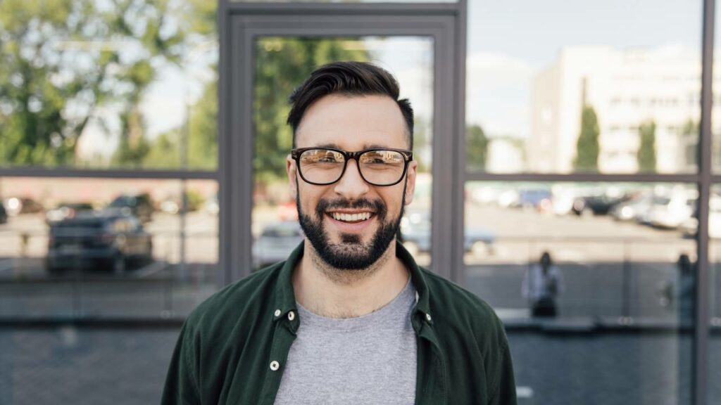 Homem sorrindo - Créditos: depositphotos.com / SarkisSeysian