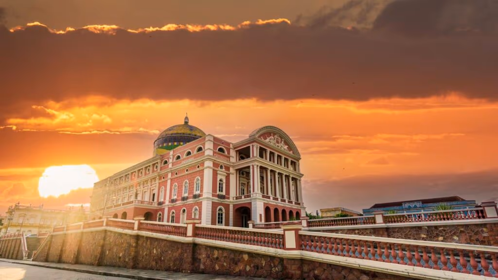 Cidade no coração da Amazônia tem teatro de 1896 e rios que não misturam água