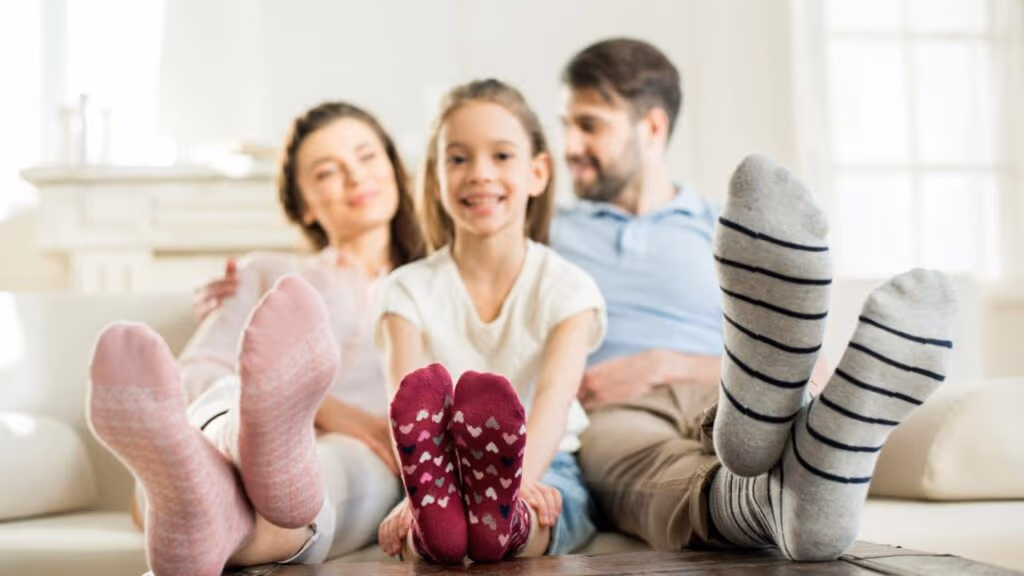 Usar meia na cama antes de deitar ajuda o corpo a relaxar e dormir melhor