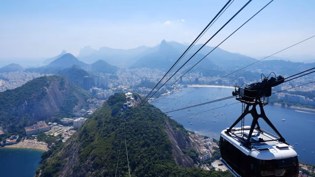 Operação dos bombeiros busca idoso desaparecido no Morro da Urca