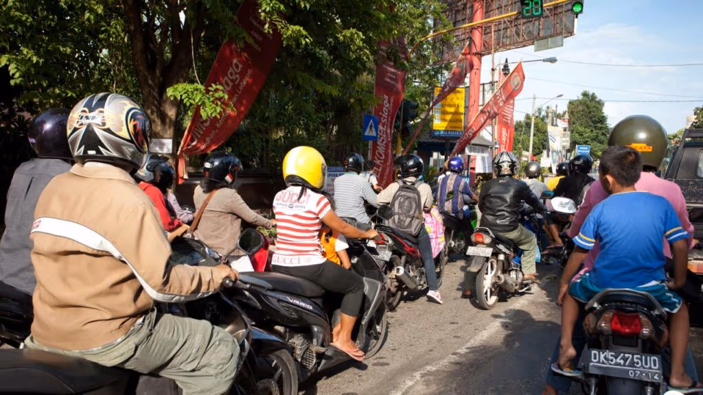O que diz a lei sobre a idade mínima para andar de moto como passageiro?