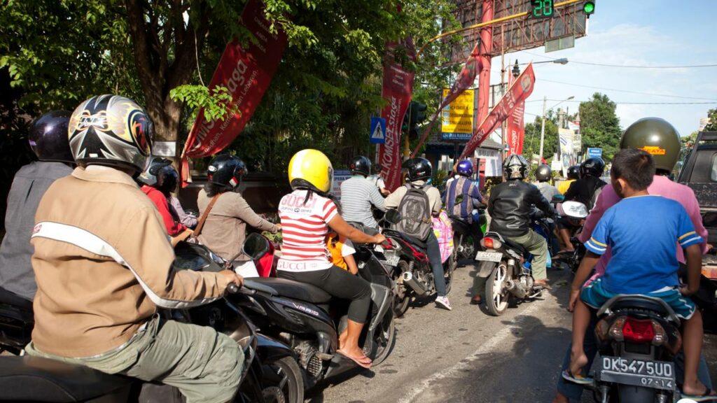 O que diz a lei sobre a idade mínima para andar de moto como passageiro?