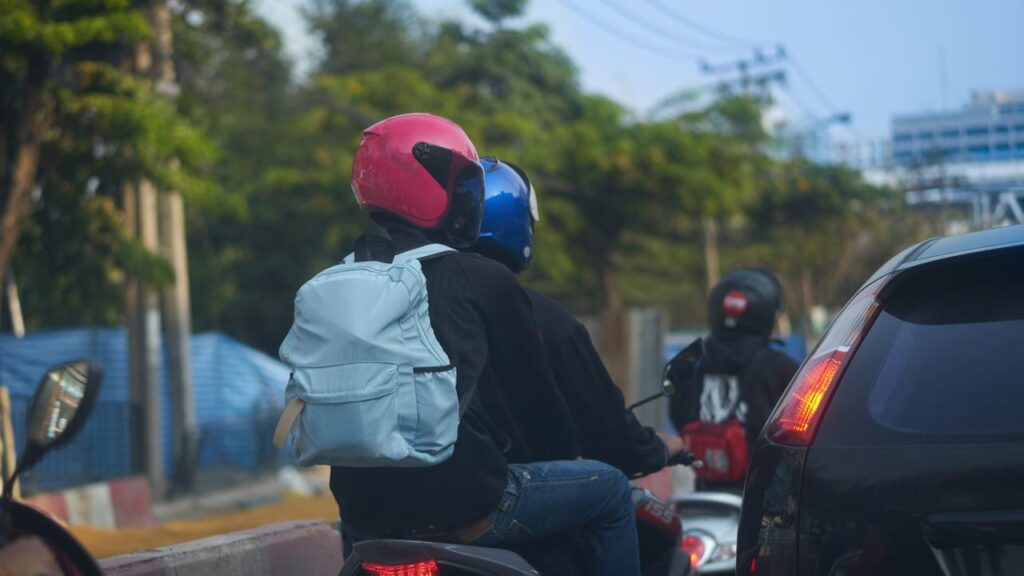O que diz a lei sobre a idade mínima para andar de moto como passageiro?