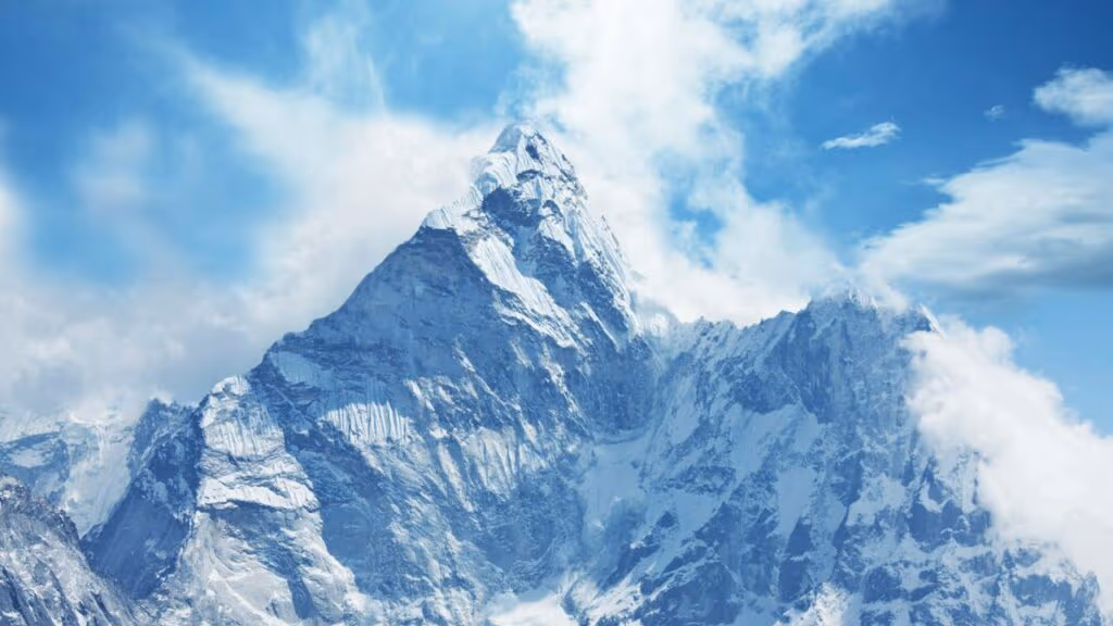 O Monte Everest é um anão em comparação com a montanha mais alta do Sistema Solar