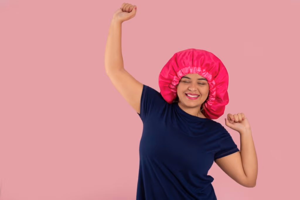 Touca de cetim: veja os benefícios do acessório para cabelo
