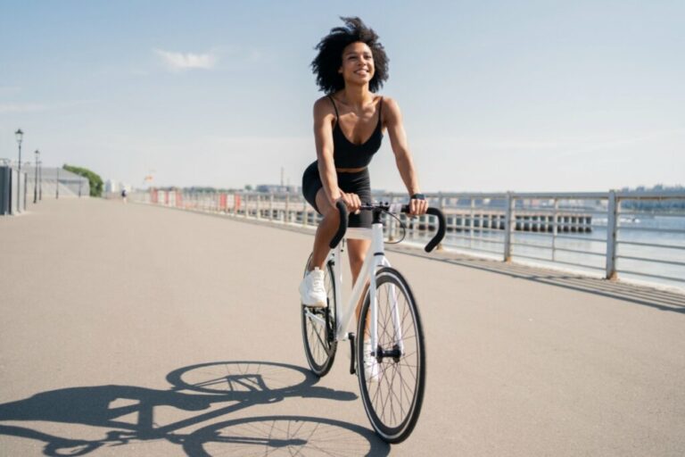 Veja como andar de bicicleta ajuda no tratamento da artrose no joelho