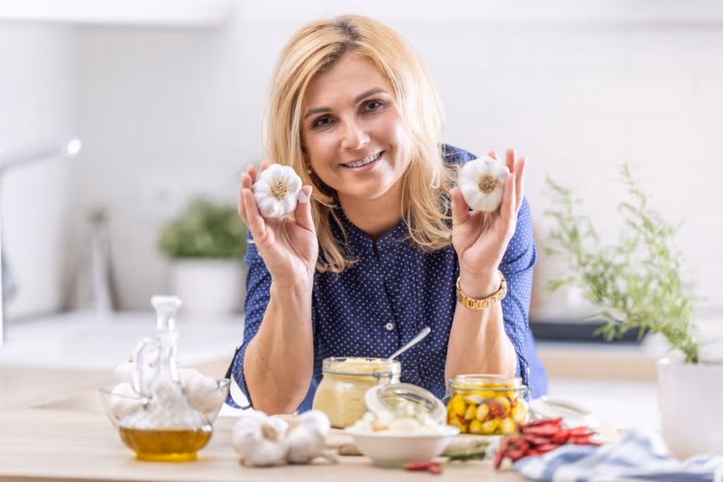 8 benefícios do alho para saúde e formas criativas de usá-lo