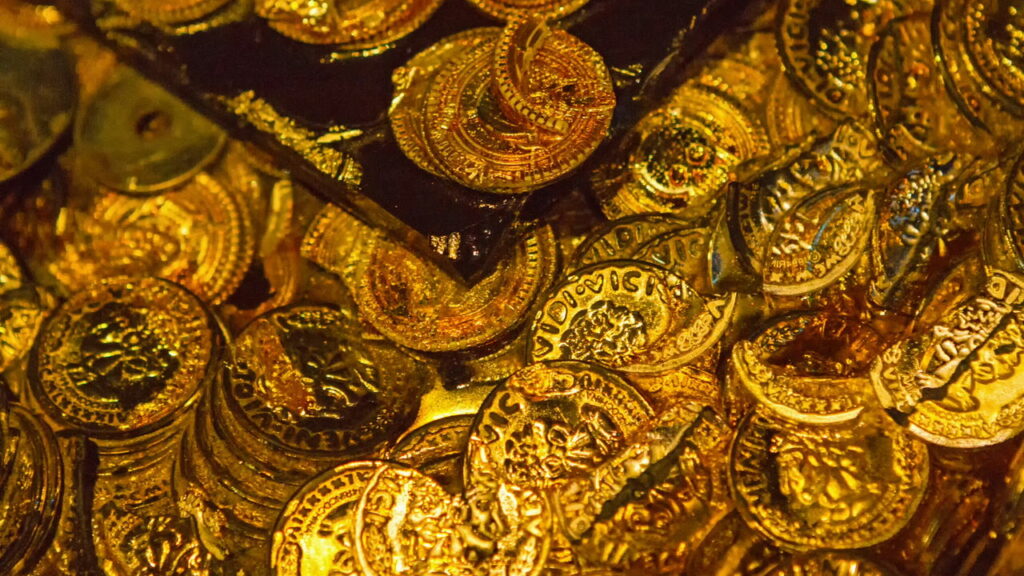 Um detectorista de metal encontrou um punhado de moedas de ouro antigas. Depois foi descoberto que era um "ritual" - Créditos: depositphotos.com / kefca