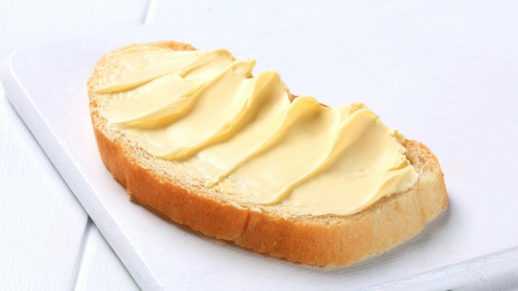 A física secreta que explica por que o pão cai sempre com manteiga pra baixo
