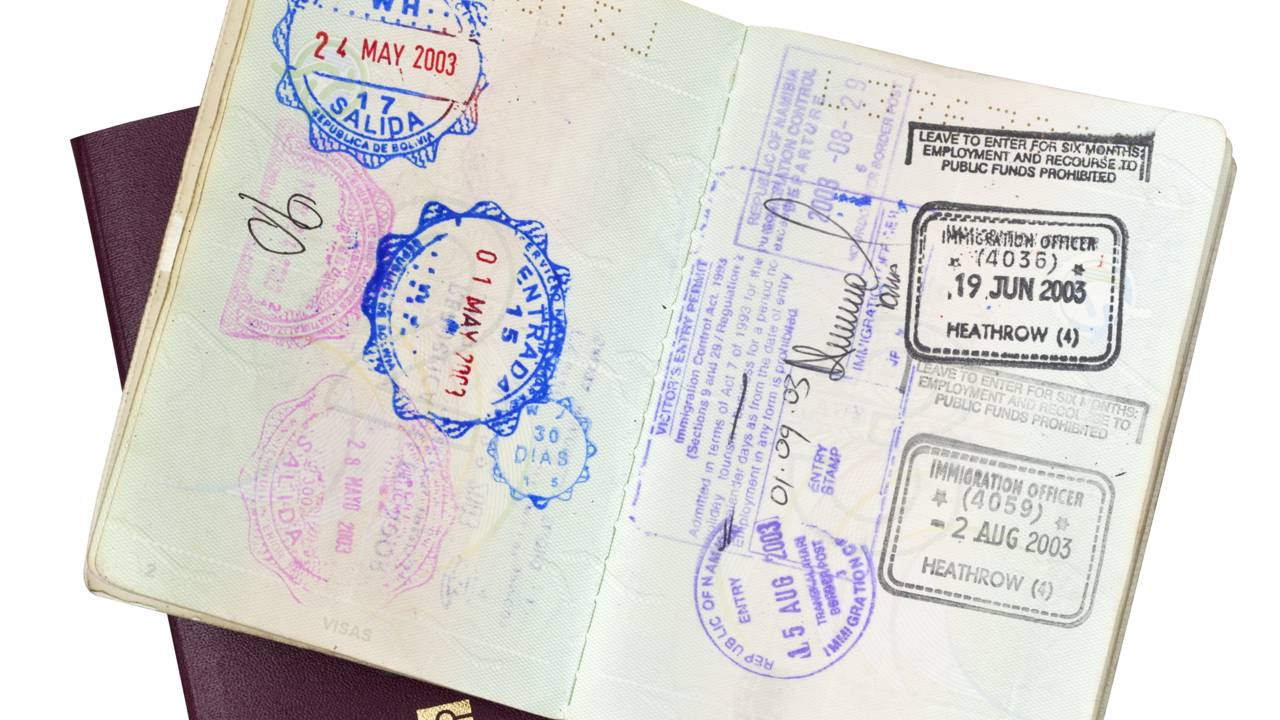 Adeus, carimbo: Novas regras para brasileiros entrarem em países da União Europeia a partir de domingo