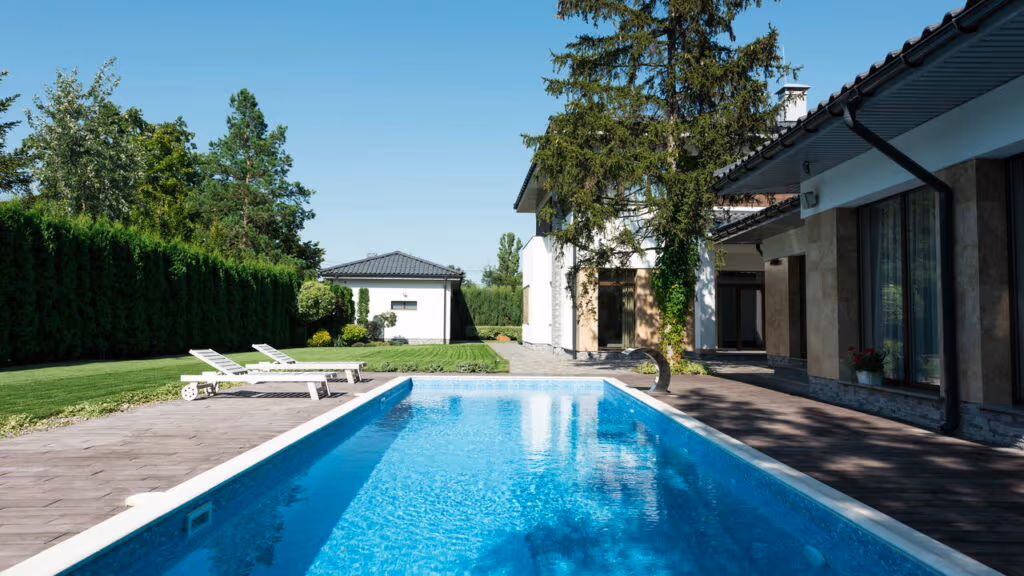 Quanto custa construir uma piscina de alvenaria em casa?