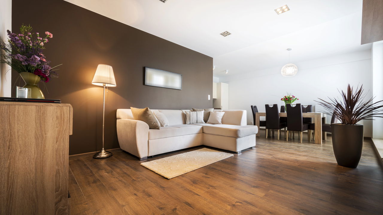 Quanto custa trocar o piso de um apartamento de 60 m² em 2025?