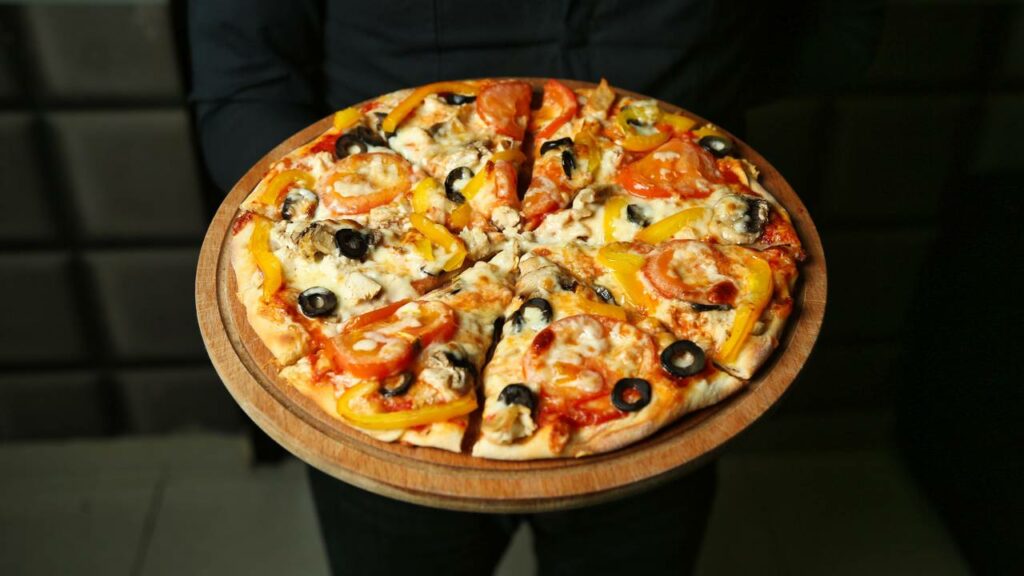 Mulher morre após comer pizza e levanta suspeita de intoxicação