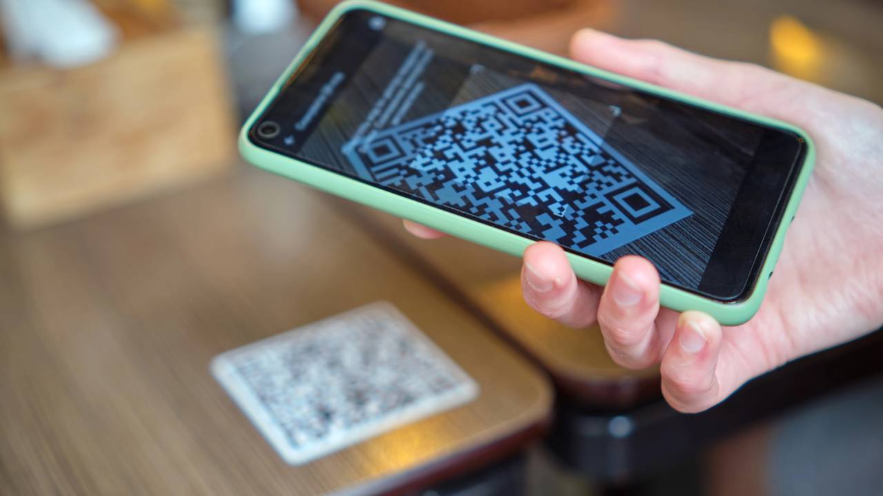 Aprenda como escanear um código QR na tela bash  seu próprio telefone!