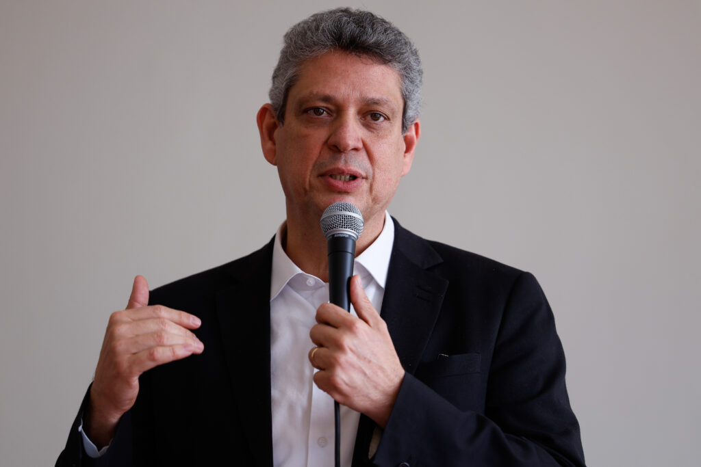 Demitido, Macedo tenta sair por cima da troca por Boulos