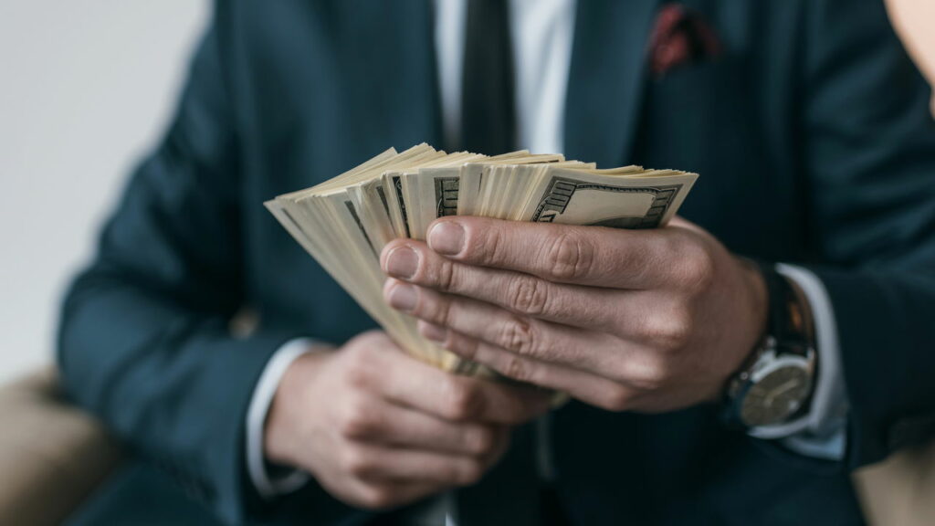 Funcionário recebe 165 milhões por erro da empresa e pede demissão em seguida